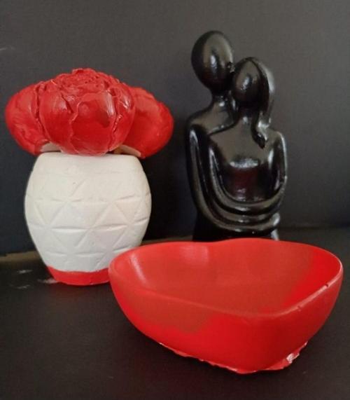 Sevgililer Günü Özel Hediye Seti Siyah Sarılan Çift Kalp Sunumluk Tabak Şakayık Gül Saksı Hediyelik Renk Siyah