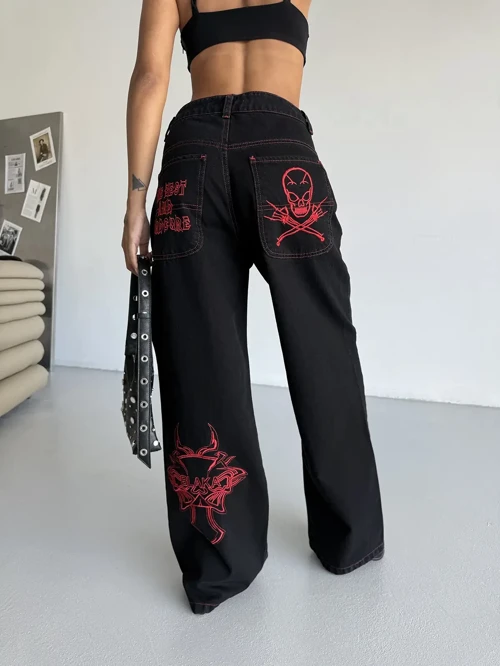 Skull İşlemeli Baggy Street Goth Jean - Y2K Modası ve Goth Estetiği İçin Kırmızı Detaylı Pantolon