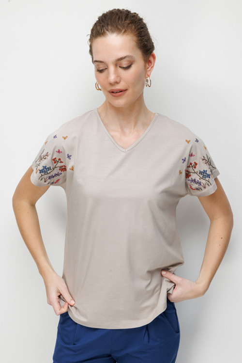 Kadın V Yaka Nakış İşlemeli Düşük Kollu Penye T-Shirt 26703 Bej