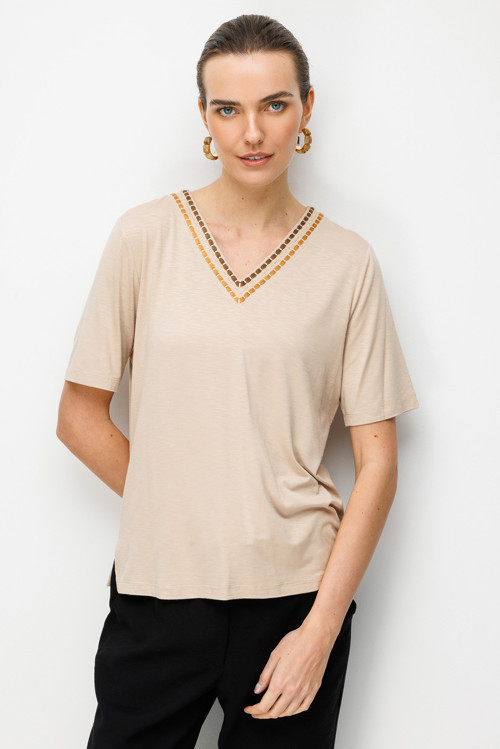 Kadın V Yaka Yakası İki Renkli İşlemeli Taşlı Penye T-Shirt 26844 Bej