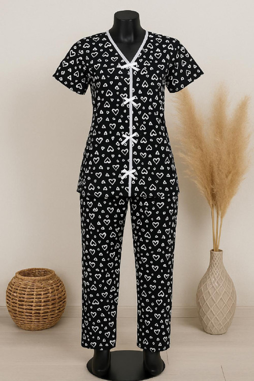 Siyah Beyaz Kalp Desenli Fiyonklu Kısa Kollu Pijama Takımı