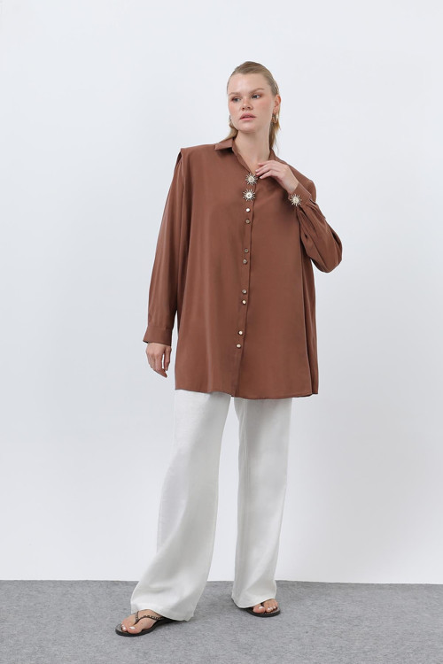 Kadın Broş Detaylı Düğmeli Oversize Gömlek-10694GML - LIGHT BROWN