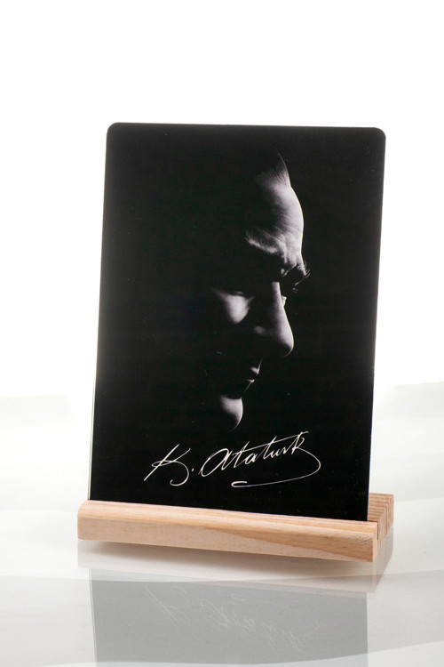 Mustafa Kemal Atatürk Ahşap Standlı Pleksiglass