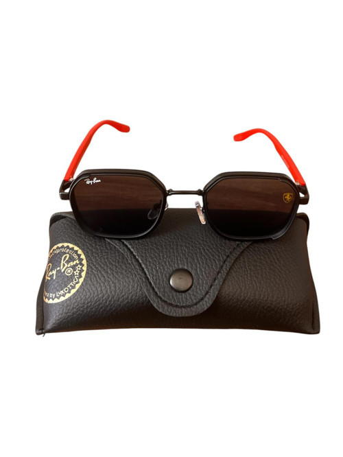 RAY BAN KIRMIZI KULP DETAYLI KARE GÜNEŞ GÖZLÜĞÜ