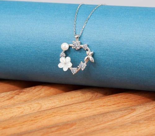 Gümüş Kalp Manolya Çiçeği Kelebek Kadın Kolye