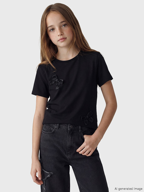 LCW Kids Siyah Bisiklet Yaka Fiyonk İşlemeli Kız Çocuk Tişört