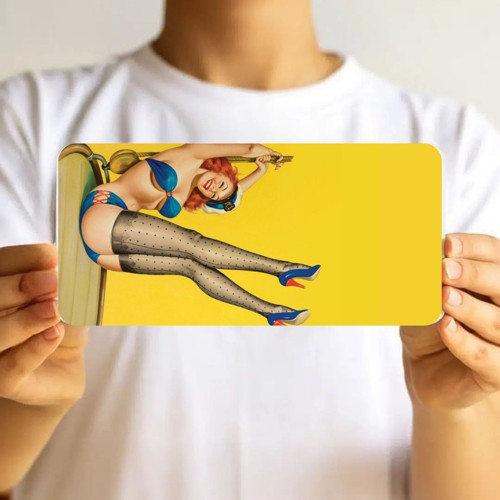 Vintage Pin-Up Kızı Metal Tabela - Dekoratif Retro Duvar Levhası