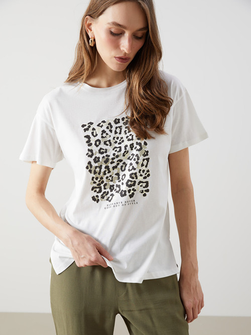 LCWAIKIKI Classic Beyaz Leopar Baskılı %100 Pamuklu Kadın Tişört
