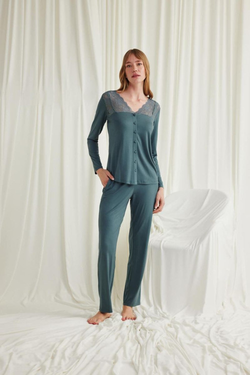 Yakası Omzu Ve Paçası Dantelli Boydan Düğmeli Pijama Takımı