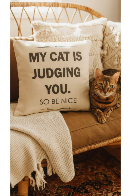 Judging Cat Kırlent Kılıfı (43 X 43 Cm)