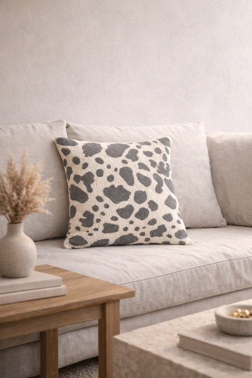 Savanna Zürafa Desenli Bukle Dokuma Gri Kırlent Kılıfı (43X43 Cm) - Animal Print Modern