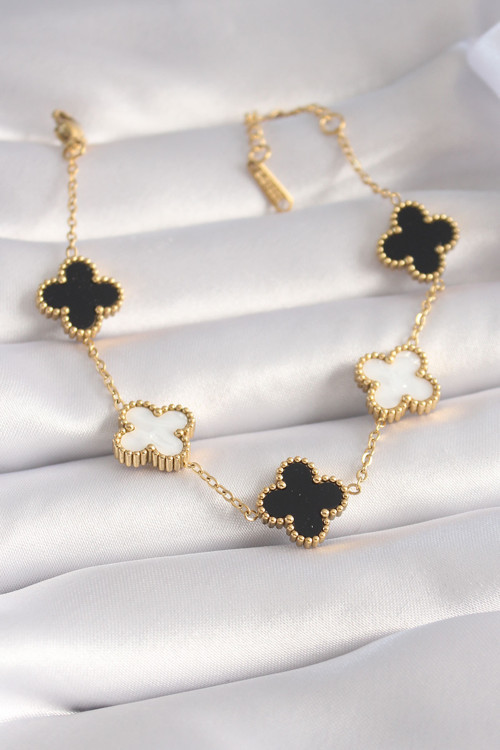 Gold Renk Siyah Beyaz Yonca Model Kadın Bileklik - EBJ260612W43984