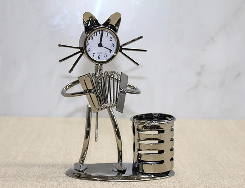 Metal Akordiyon Çalan Müzisyen Kedi Saat Ve Kalemlik