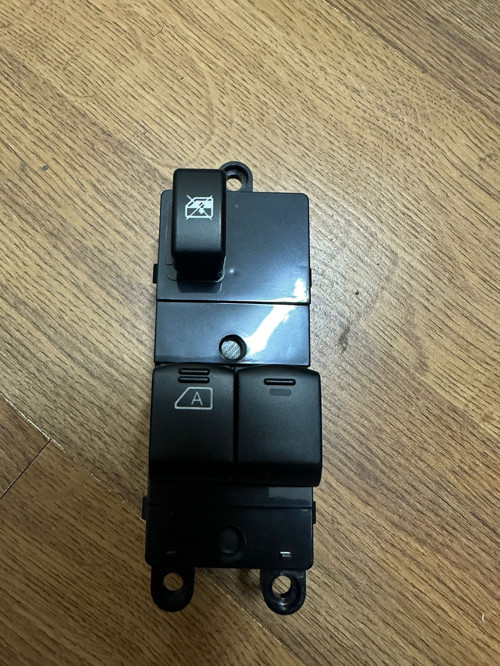 Nissan Note Cam Düğme Ön Sol Çiftli Cam Kilitlemeli 2006-2013