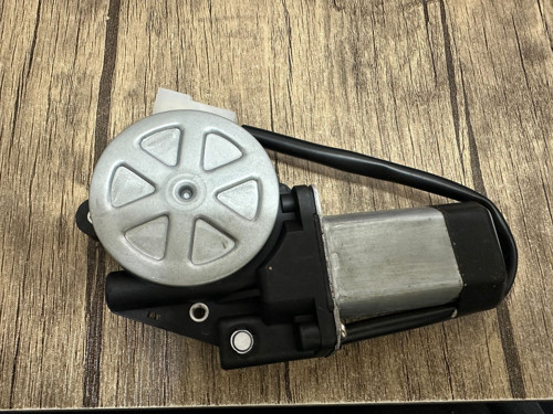 Mitsubishi L200 Ön Sol Cam Kriko Motor 2007-2012