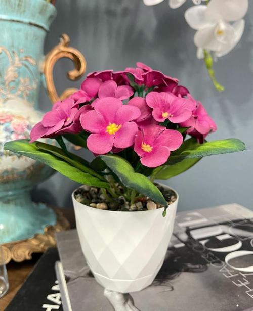 Yapay Çiçek Beyaz Saksıda Kadife Menekşe Gerçekçi Doku Çakıl Taşlı PEMBE