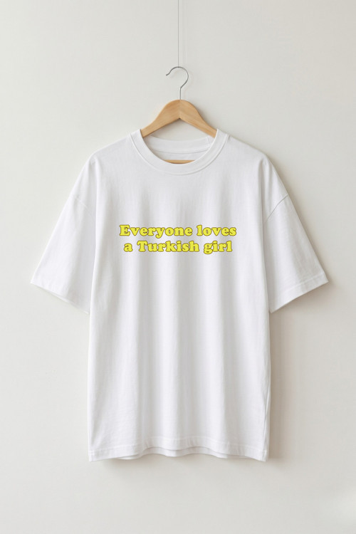 Oversize Unisex Beyaz Everyone Loves a Turkish Girl Yazı Baskılı Tişört