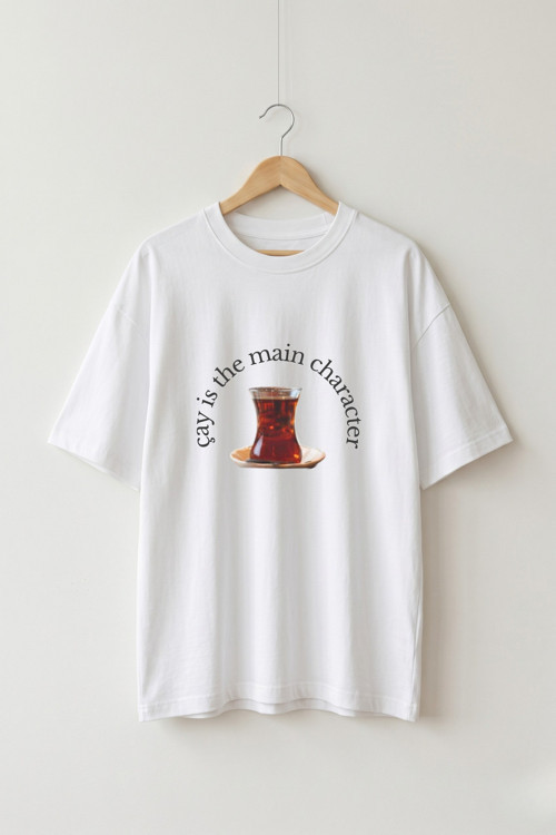 Oversize Unisex Beyaz Çay Is The Main Character İnce Belli Bardak Baskılı Tişört
