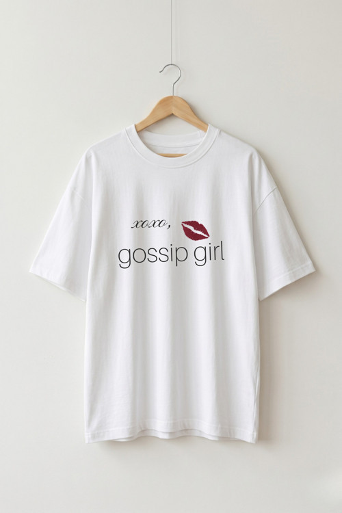 Oversize Kadın Beyaz "Gossip Girl" Dizisinin Baskılı Yazılı Tişört