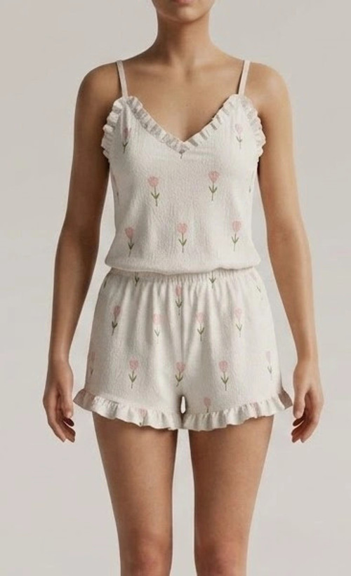 Terletmeyen Rahatlık: Çiçek Desenli Askılı Şortlu Pijama Takımı