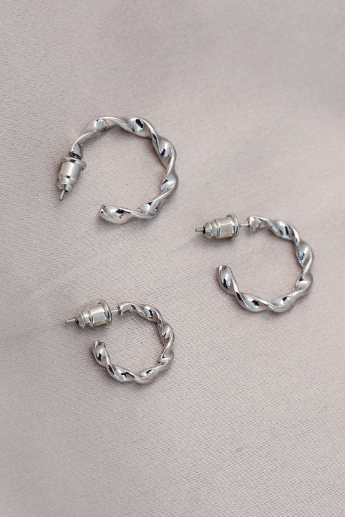 Burgu Model Gümüş Metal Küpe Seti
