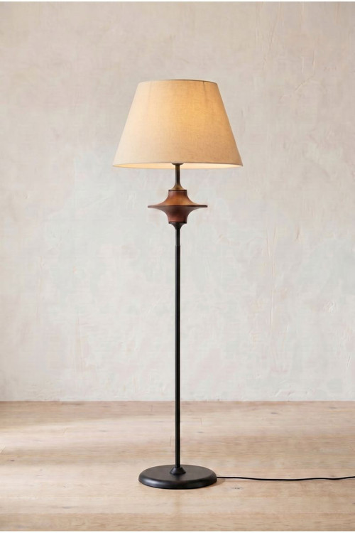 Zenith Spindle Ceviz Ahşap Lambader | Modern Mid-Century Krem Kumaş Başlıklı Şık Tasarım Aydınlatma