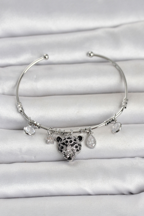 Pirinç Gümüş Renk Leopar Detaylı Charmlı Kadın Bileklik 5886 - MZUIRG5215-8167