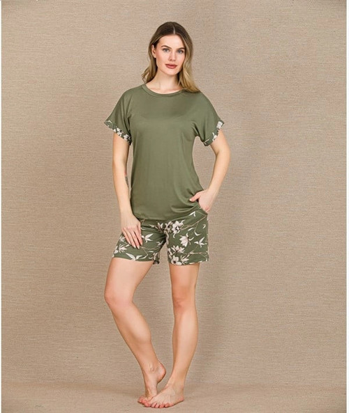 Şık Tasarım Çiçek Desenli Yeşil Şortlu Kısa Kol Viskon Pijama Takımı