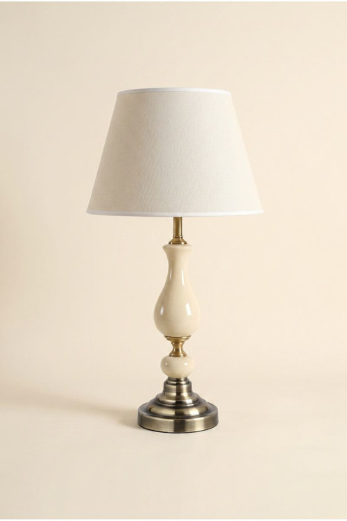 Aura Masa Lambası – Gold Detaylı Metal Gövde ve Beyaz Başlık – 71 cm Premium Tasarım