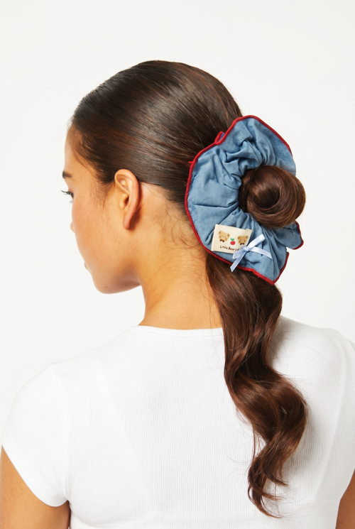 Açık Mavi Denim Görünümlü Ayıcık Etiketli Fırfırlı Scrunchie Saç Tokası