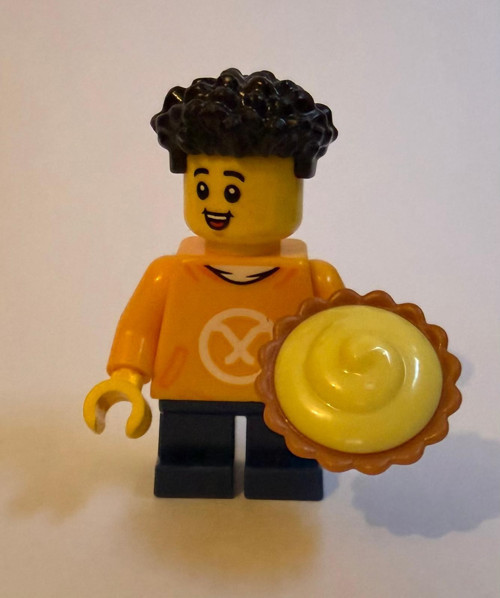® LEGO Minifigür Young Arin with a Pie