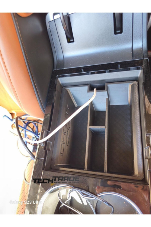 Chery Tiggo 8 Pro Kolçak Organizer-4 Bölmeli Chery Yazılı (AVANTGARDE MODELLERE UYUMLU DEĞİLDİR)