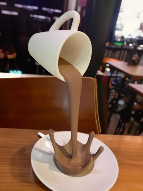 Dökülen Kahve Fincan Figürü 3D Dekoratif Obje ve Biblo