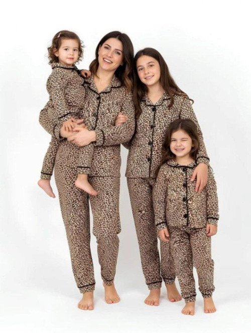 Anne ve Kız Çocuk Ve Bebek Leopar Desenli Boydan Düğmeli Pijama Takımı