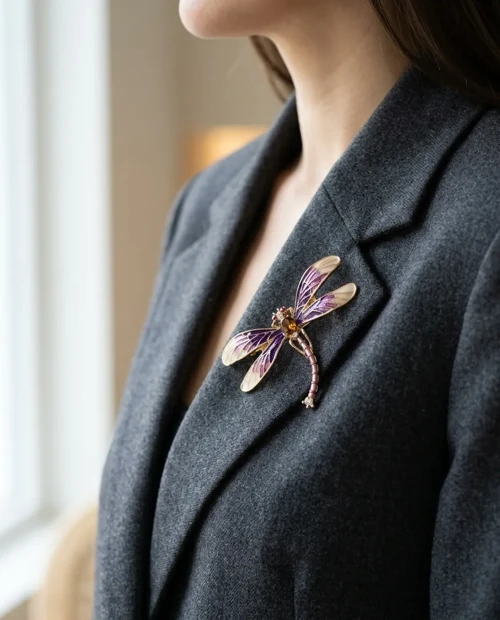 Mor Mine İşlemeli Yusufçuk Figürlü Kadın Broş - Kehribar Taşlı Altın Renkli Yaka İğnesi