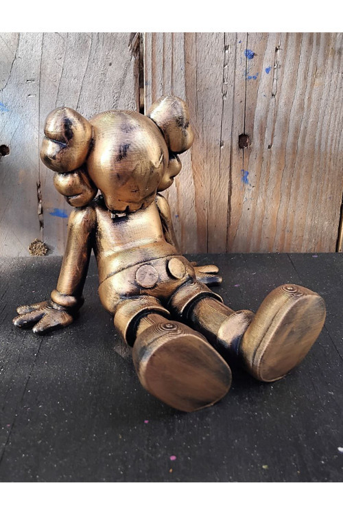 Kaws Holiday Oturan Figür Altın Renk Eskitme