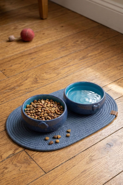 2'li Seramik COSMOS BLUE Mama Kabı Kedi ve Köpekler için Kaydırmaz Paspaslı Mama ve Su Kasesi 600 ml