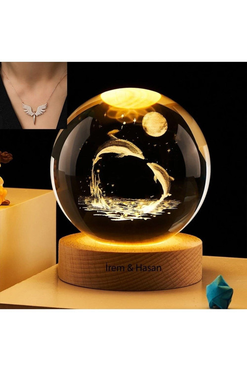 Kişiye Özel Işıklı Ahşap Kaideli Sevimli Balinalar Cam Küre 8cm*6cm- Melek Kolye Hediyeli