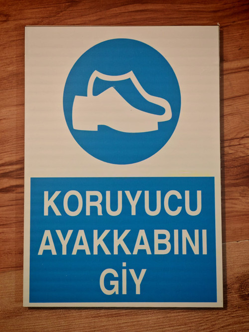 Çalışırken Koruyucu Ayakkabı Kullanınız Uyarı levhası A4 20x30 cm