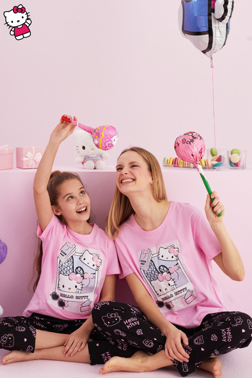 Hello Kitty Lisanslı %100 Pamuk Pembe Çok Renkli Bisklet Yaka Pijama Takım