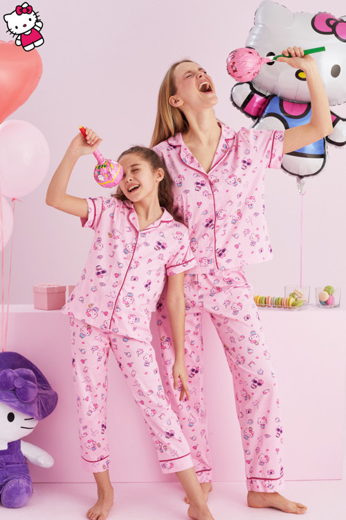 Hello Kitty Lisanslı %100 Pamuk Pembe Çok Renkli Düğmeli Biyeli Pijama Takım