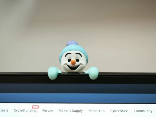 Monitör Karladam Figürü – Ekran Üstü Dekoratif Kış Temalı Monitör Süsü – 3D Baskı