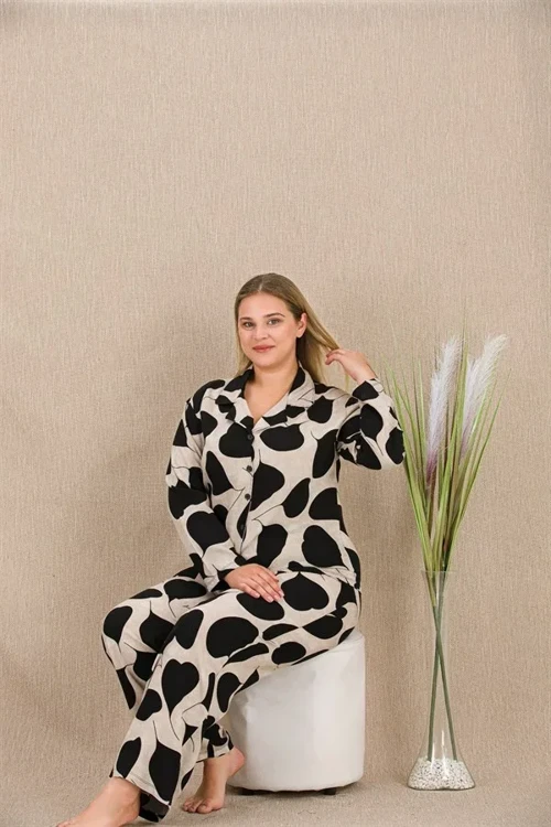 Büyük Beden Siyah Beyaz Kalp Desenli Düğmeli Uzun Kol Viskon Pijama Takımı