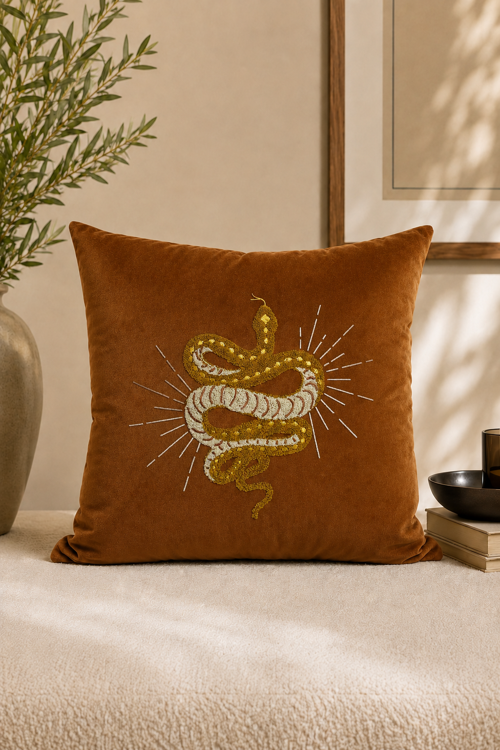 Savan Kıvrımlı Yılan Nakışlı Kırlent Kılıfı 45x45 - Kahverengi