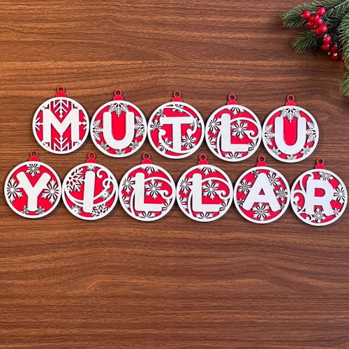 11 Harfli Kırmızı Beyaz İpli MUTLU YILLAR Yazılı Ahşap Yılbaşı Ağaç Süsü (5639)