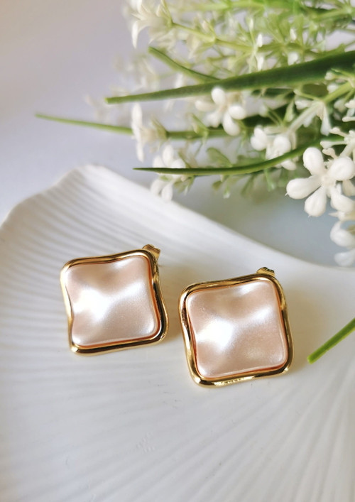 Luna Sedef Detaylı Çelik Küpe 2x2 cm – Sedef Pembe