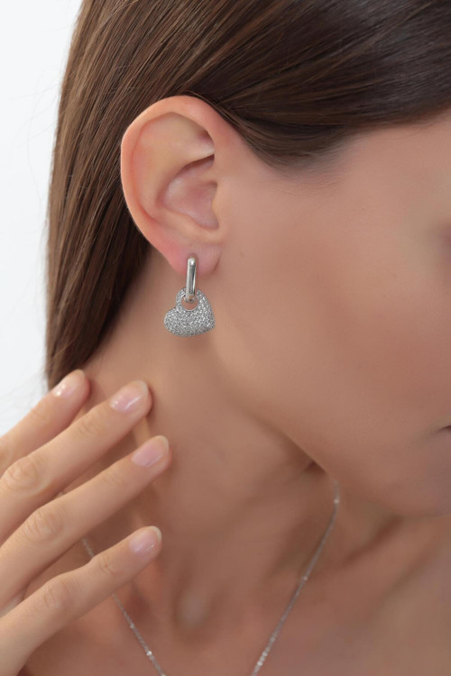 Zirkon Taşlı Gümüş Renk Mengeçli Kalp Küpe