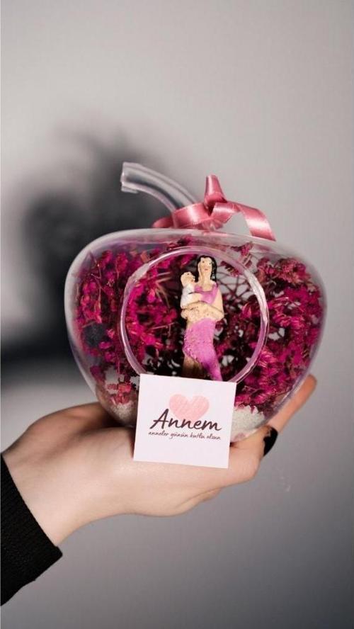 Teraryum Mini Elma Bebek Tutan Anne Temalı Hediye