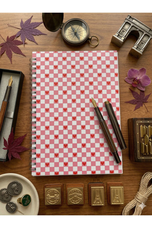 Kalpli Pembe Dama Desenli Defter – 60 Yaprak / 120 Sayfa – Çizgisiz Tel Spiralli