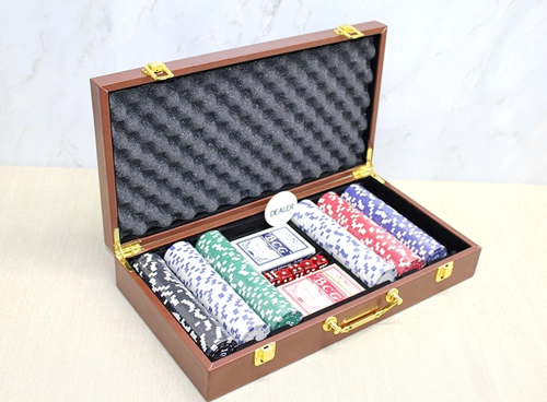 Deri Çantalı 300 Chip Ve 2 Adet İskambil Kağitına Sahip Poker Oyunu Alk4230